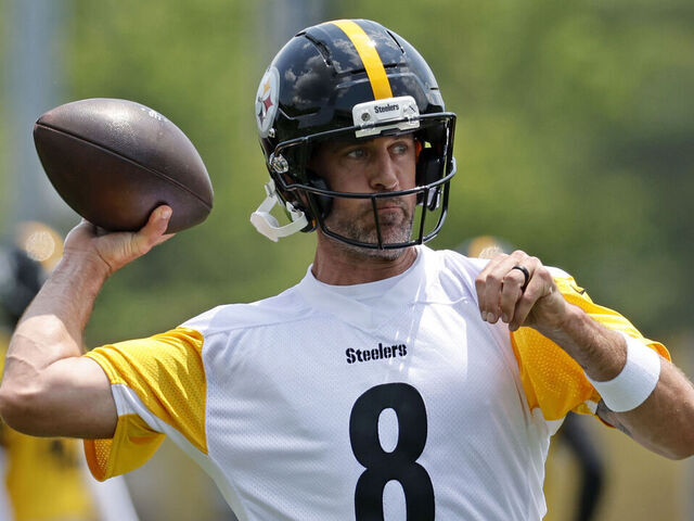 PITTSBURGH, PENNSYLVANIA - JUNE 10: Aaron Rodgers #8 of the Pittsburgh Pirates in action during Minicamp at UPMC Rooney Sports Complex on June 10, 2025 in Pittsburgh, Pennsylvania.