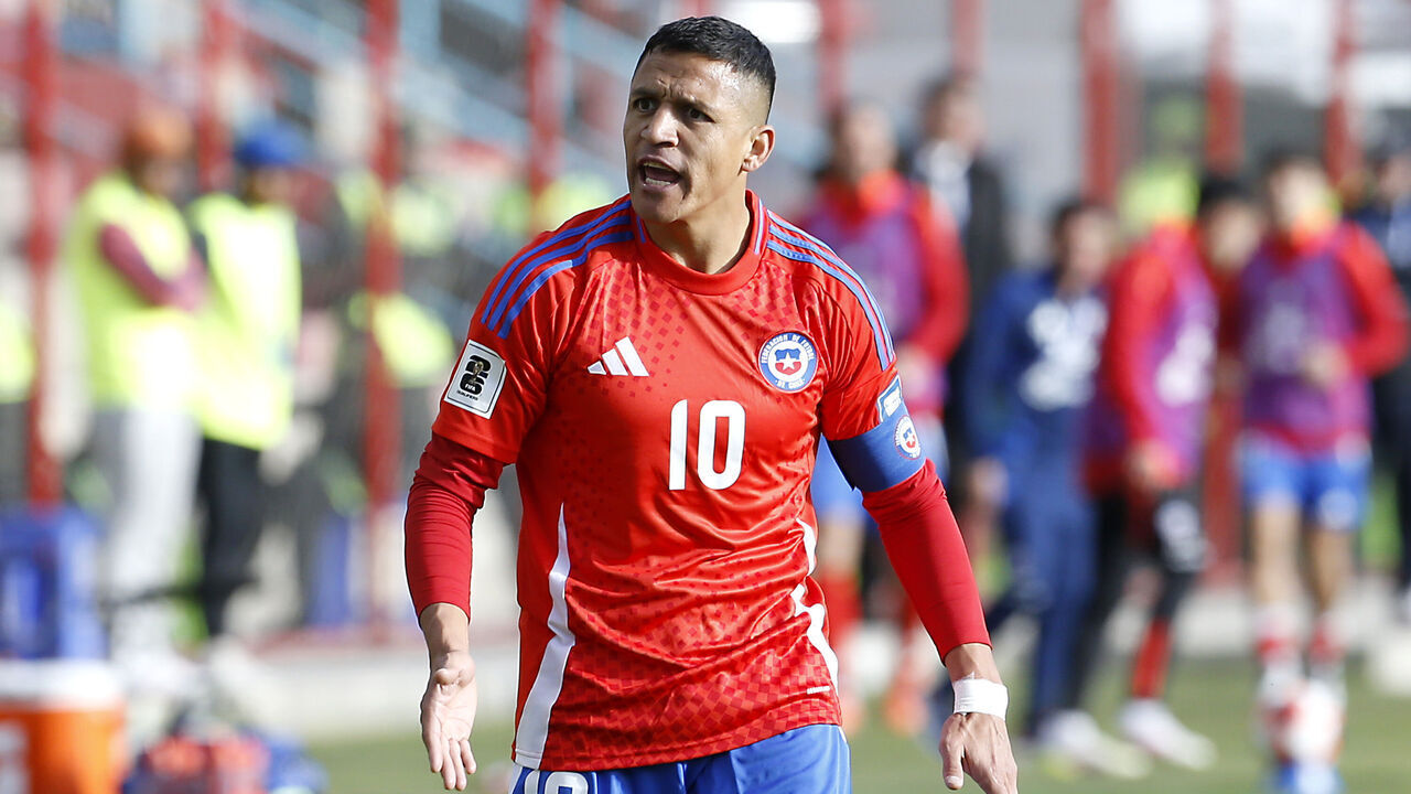 EL ALTO, BOLIVIA - JUNE 10: Alexis Sanchez of Chile reacts during the FIFA World Cup 2026 South American Qualifier match between Bolivia and Chile at Estadio Municipal de El Alto on June 10, 2025 in El Alto, Bolivia.