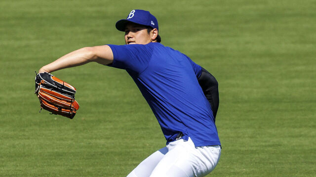 LOS ANGELES, CA - JUNE 4, 2025: Los Angeles Dodgers Shohei Ohtani (17) throws warm-up pitches in the outfield before the game against the New York Mets at Dodger Stadium on June 4, 2025 in Los Angeles, California.(Gina Ferazzi / Los Angeles Times via Getty Images)