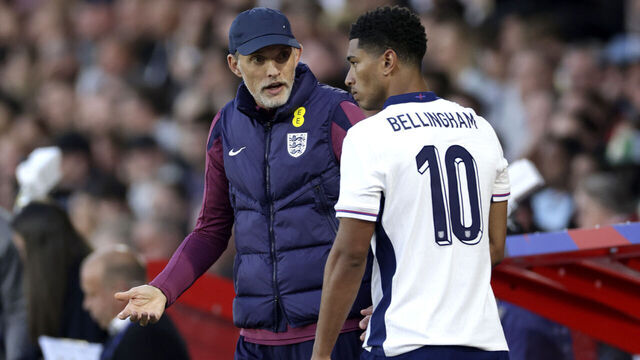 NOTTINGHAM, ENGLAND - JUNE 10: Thomas Tuchel, Head Coach of England, speaks to Jude Bellingham of England during the international friendly match between England and Senegal at City Ground on June 10, 2025 in Nottingham, England.