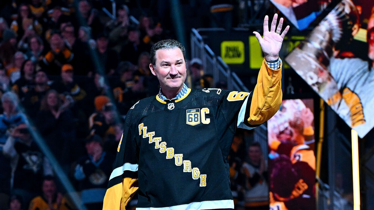 PITTSBURGH, PA - FEBRUARY 18: Mario Lemieux waves during Jaromir Jagr's jersey retirement ceremony before the game between the Pittsburgh Penguins and the Los Angeles Kingsat PPG PAINTS Arena on February 18, 2024 in Pittsburgh, Pennsylvania.