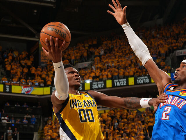 INDIANÁPOLIS, IN - 11 DE JUNIO: Bennedict Mathurin #00 de los Indiana Pacers penetra hacia la canasta durante el partido contra los Oklahoma City Thunder, durante el tercer partido de las Finales de la NBA de 2025, el 11 de junio de 2025 en el Gainbridge Fieldhouse de Indianápolis, Indiana. Aviso obligatorio de derechos de autor: Copyright 2025 NBAE