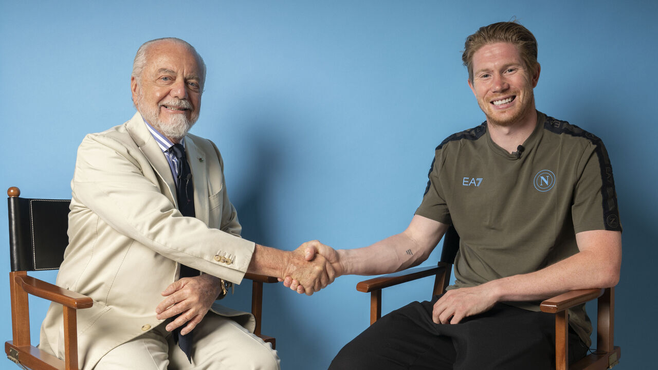 NAPLES, ITALY - JUNE 12: Kevin De Bruyne shakes hands with SSC Napoli President Aurelio De Laurentiis during his official presentation as a new Napoli player on June 12, 2025 in Rome, Italy.