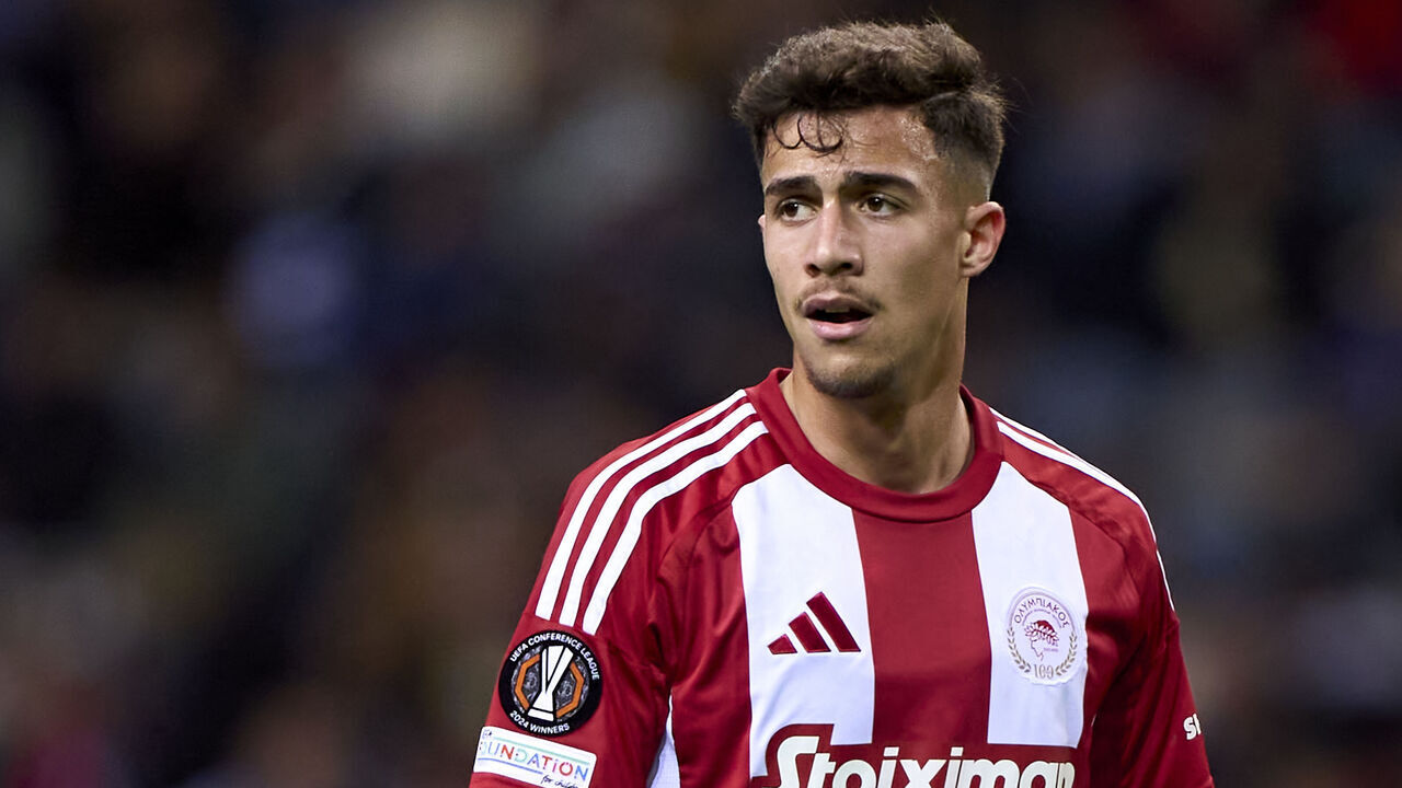 Charalampos Kostoulas of Olympiacos El Pireo looks on during the UEFA Europa League match between FC Porto and Olympiacos El Pireo at Estadio Do Dragao in Porto, Portugal, on January 23, 2025.