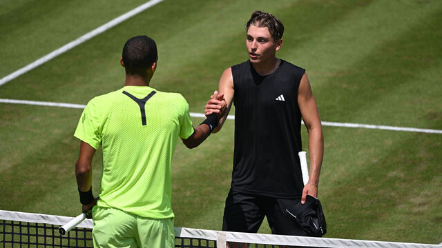 13 June 2025, Baden-Württemberg, Stuttgart: Tennis: ATP Tour - Stuttgart, Singles, Men, Quarterfinals. Engel (Germany) - Auger-Aliassime (Canada). Justin Engel (r) and Felix Auger-Aliassime shake hands after the match. Photo: Marijan Murat/dpa