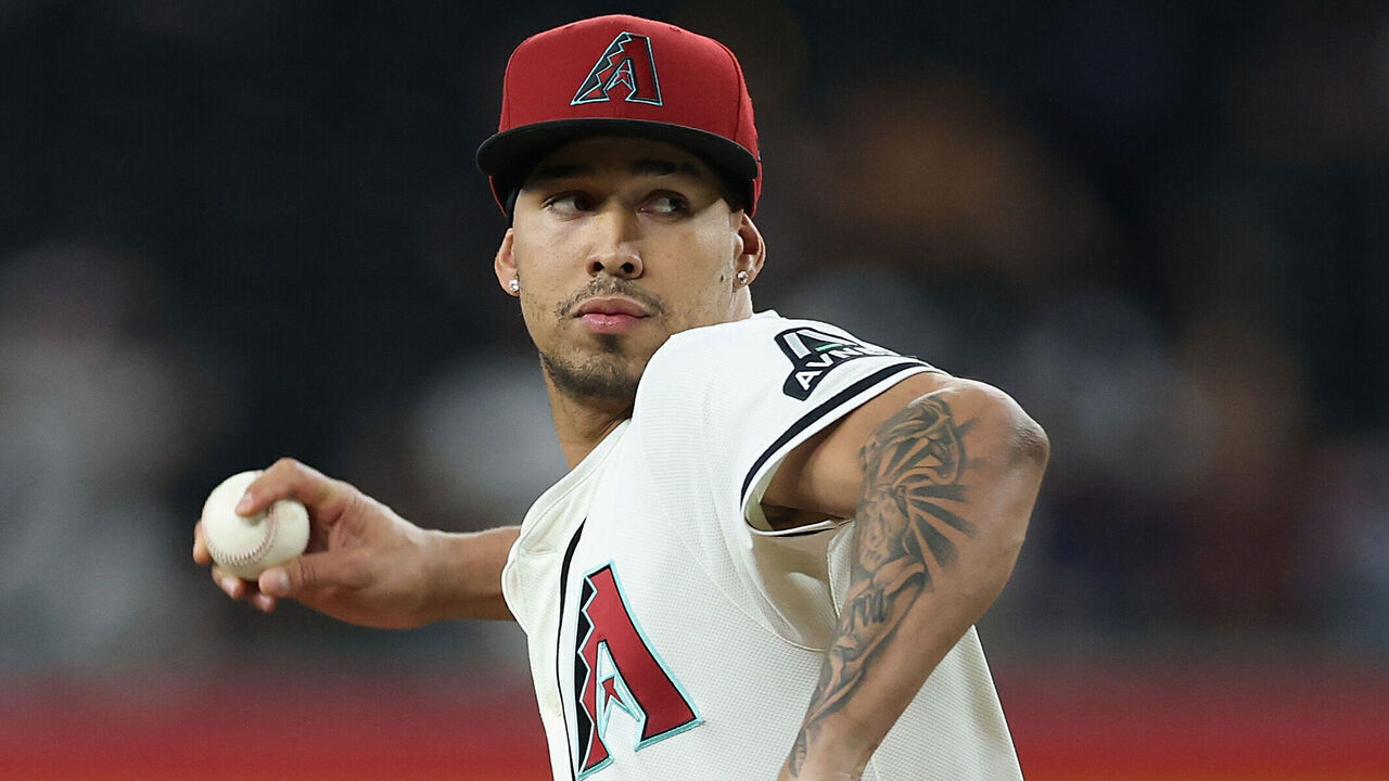 PHOENIX, ARIZONA - JUNE 09: Relief pitcher Justin Martinez #63 of the Arizona Diamondbacks pitches against the Seattle Mariners during the ninth inning of the MLB game at Chase Field on June 09, 2025 in Phoenix, Arizona. The Diamondbacks defeated the Mariners 8-4 in 11 innings.