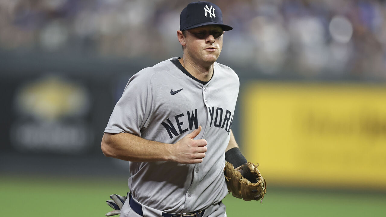 KANSAS CITY, MO - JUNE 12: New York Yankees second base DJ LeMahieu (26) during an MLB game between the New York Yankees and Kansas City Royals on June 12, 2025 at Kaufmann Stadium in Kansas City, MO.