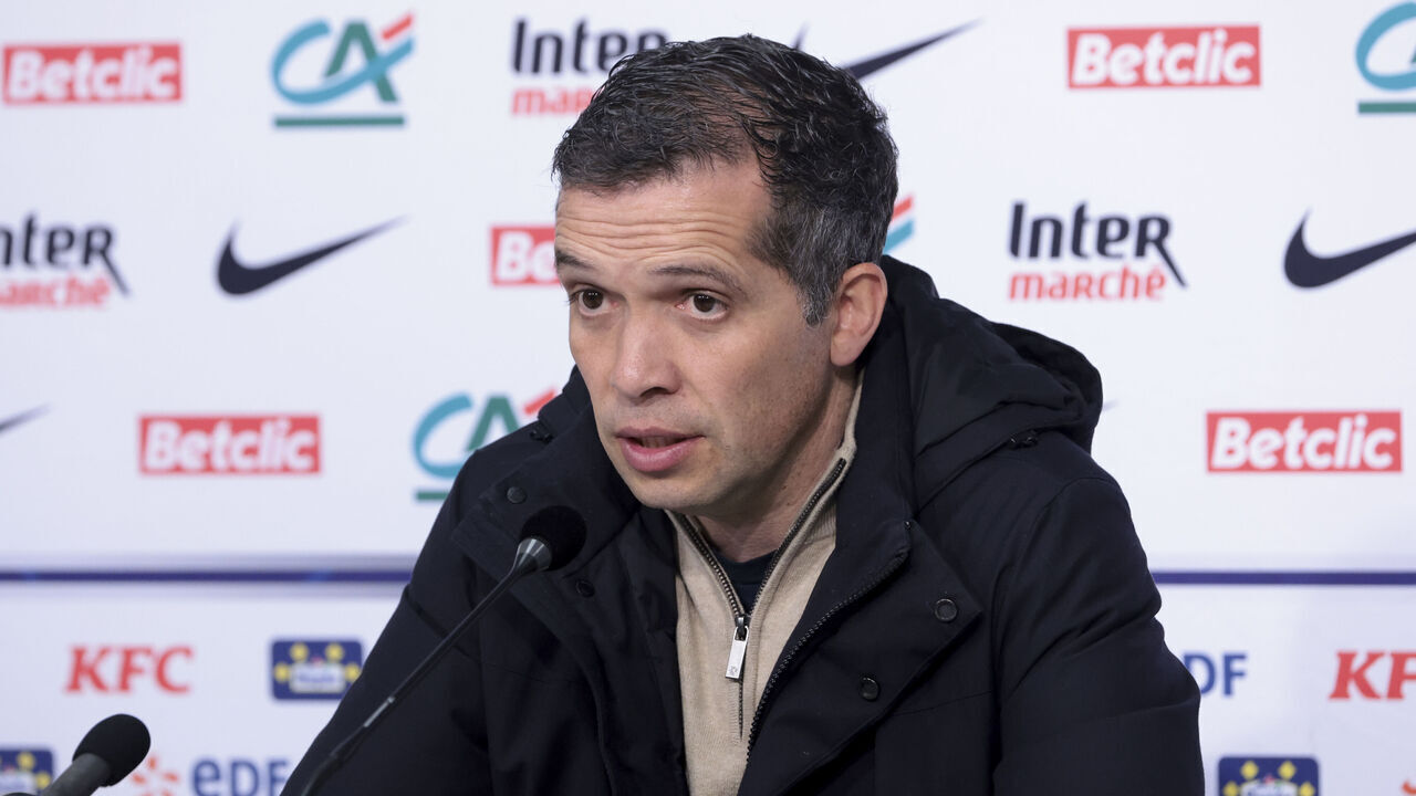 LILLE, FRANCE - APRIL 1: Dunkerque coach Luis Castro speaks to the media during the post-match press conference following the French Cup semifinal football match between USL Dunkerque and Paris Saint Germain (PSG) at Stade Pierre Mauroy, Decathlon Arena on April 1, 2025 in Villeneuve d'Ascq near Lille, France.