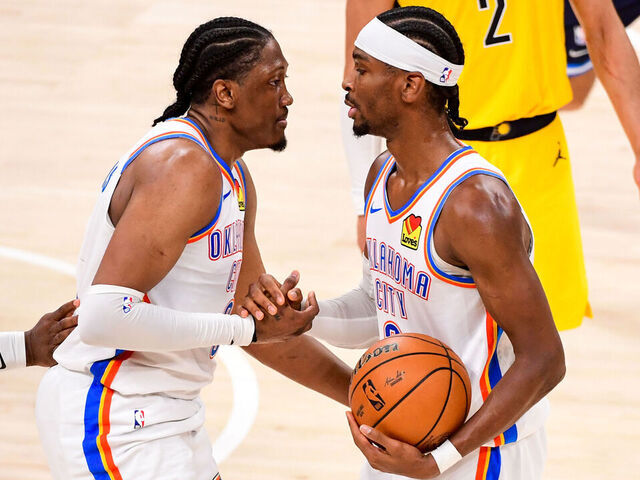 OKLAHOMA CITY, OK - 16 DE JUNIO: Jalen Williams #8 y Shai Gilgeous-Alexander #2, del Oklahoma City Thunder, chocan las manos durante el partido contra los Indiana Pacers, en el quinto partido de las Finales de la NBA de 2025, el 16 de junio de 2025 en el Paycom Center de Oklahoma City, Oklahoma. Aviso obligatorio de derechos de autor: Copyright 2025 NBAE