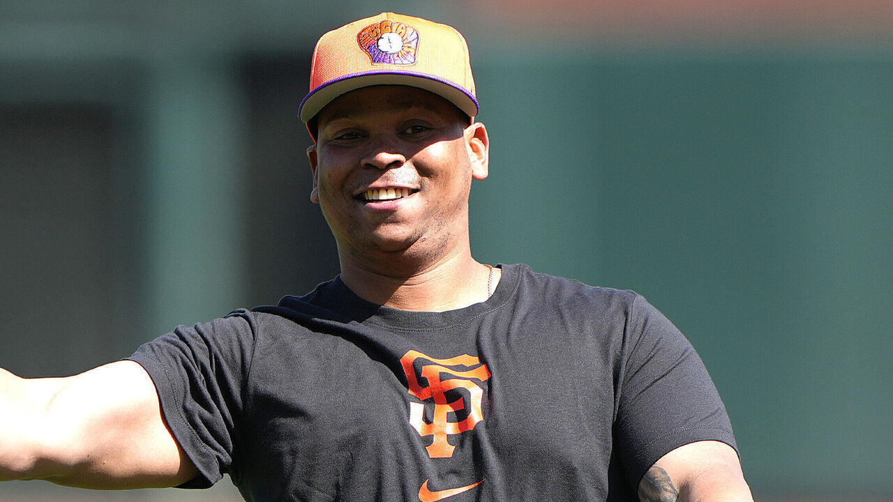 SAN FRANCISCO, CALIFORNIA - JUNE 17: Rafael Devers #16 of the San Francisco Giants warms up during batting practice prior to the start of the game against the Cleveland Guardians at Oracle Park on June 17, 2025 in San Francisco, California.
