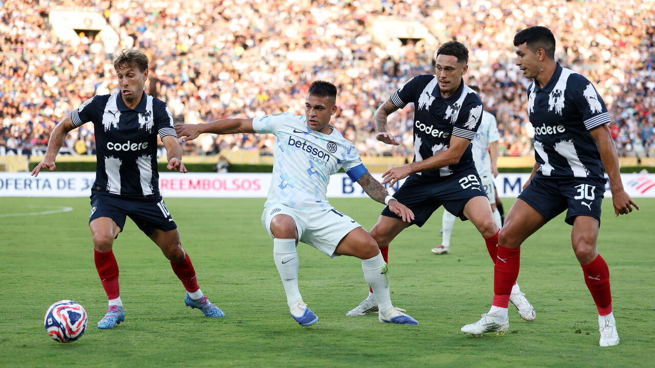 PASADENA, CALIFORNIA - JUNE 17: Sergio Canales #10 of CF Monterrey controls the ball with pressure from Lautaro Martinez #10 of FC Internazionale Milano as Lucas Ocampos #29 and Jorge Rodriguez #30 look on during the FIFA Club World Cup 2025 group E match between CF Monterrey and FC Internazionale Milano at Rose Bowl Stadium on June 17, 2025 in Pasadena, California.