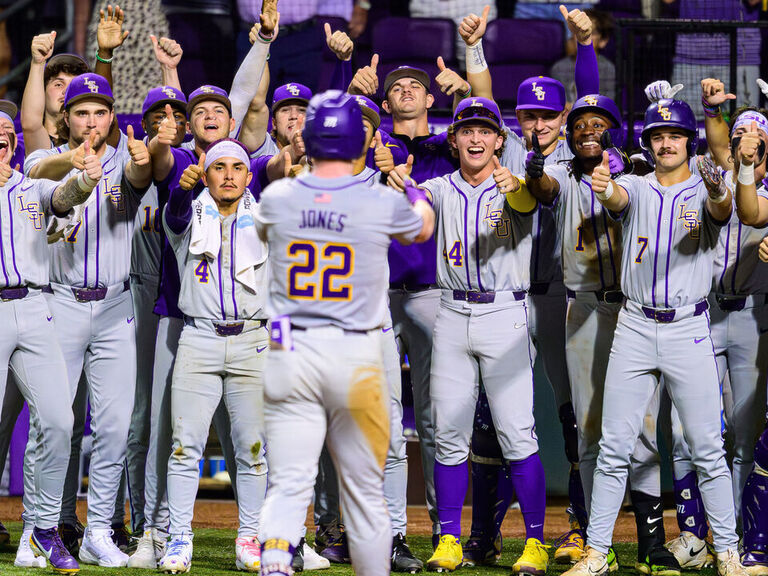 LSU advances to CWS final after Arkansas' costly miscues in 9th