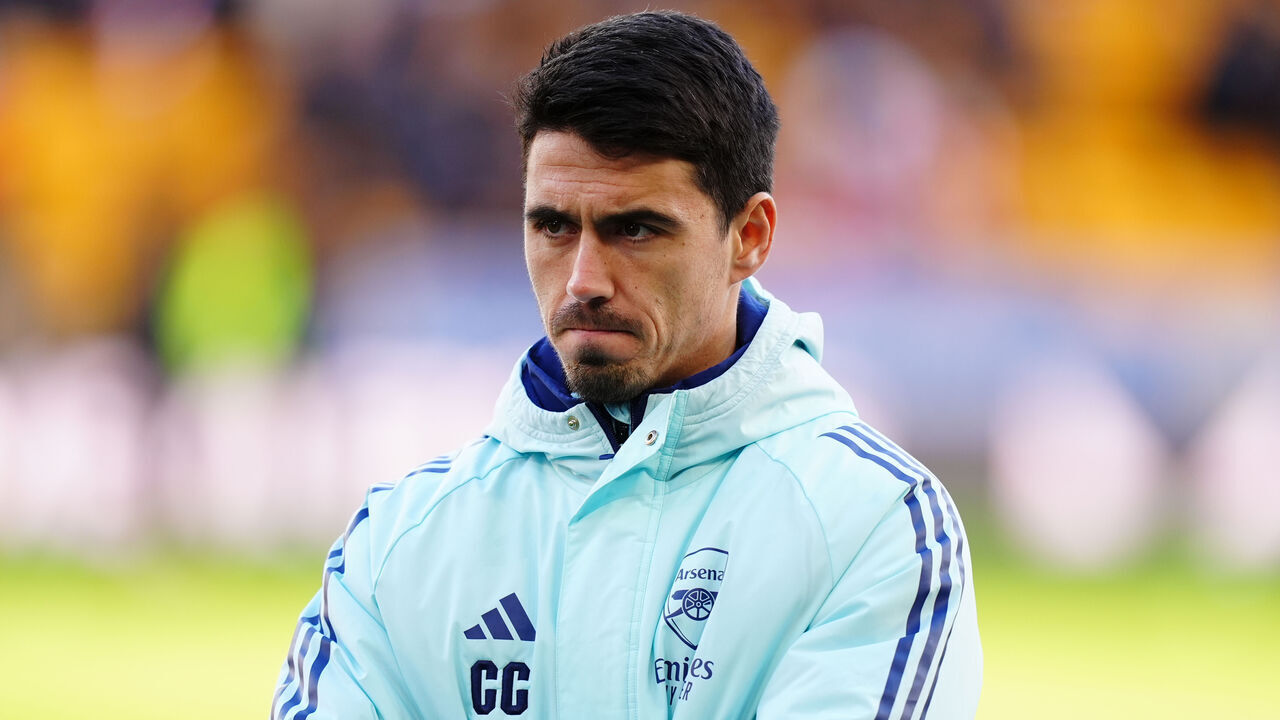 Arsenal coach Carlos Cuesta during the Premier League match at Molineux Stadium, Wolverhampton. Picture date: Saturday January 25, 2025.