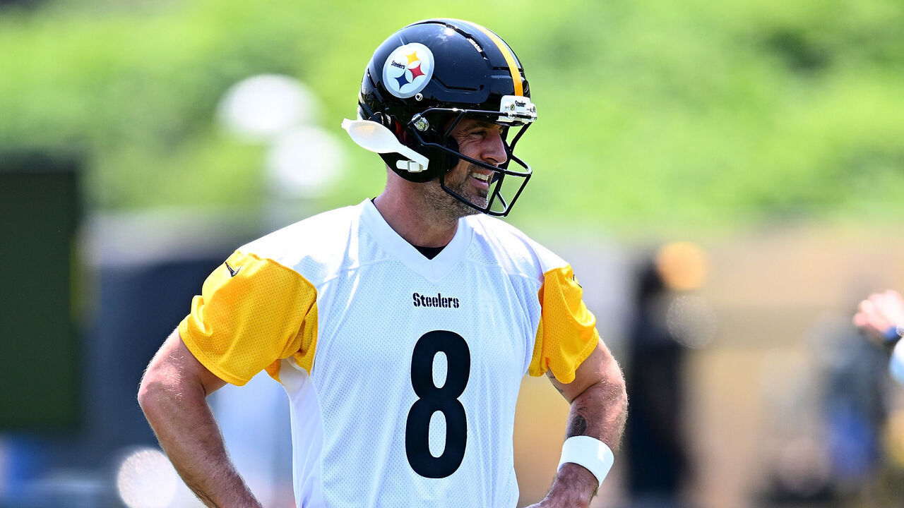 PITTSBURGH, PENNSYLVANIA - JUNE 11: Aaron Rodgers #8 of the Pittsburgh Steelers in action during Minicamp at UPMC Rooney Sports Complex on June 11, 2025 in Pittsburgh, Pennsylvania.
