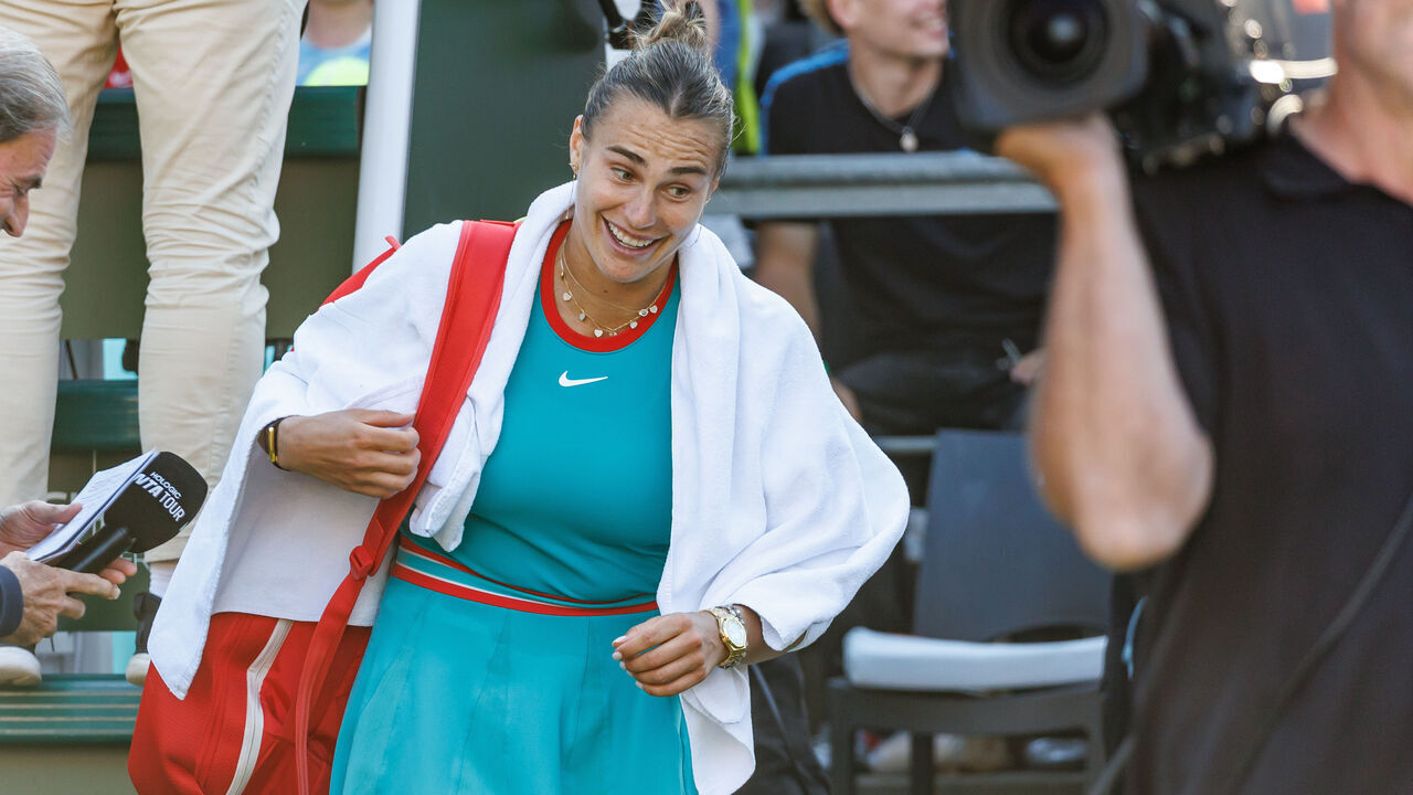 20 June 2025, Berlin: Tennis: WTA Tour, singles, women, quarterfinals, Sabalenka (Belarus) - Rybakina (Kazakhstan), Steffi Graf Stadium. Aryna Sabalenka leaves the court. Photo: Andreas Gora/dpa