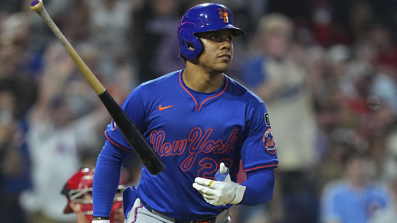 PHILADELPHIA, PENNSYLVANIA - JUNE 21: Juan Soto #22 of the New York Mets hits a solo home run in the top of the fifth inning against the Philadelphia Phillies at Citizens Bank Park on June 21, 2025 in Philadelphia, Pennsylvania. The Mets defeated the Phillies 11-4.