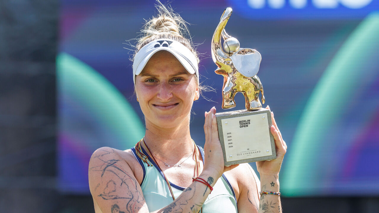 22 June 2025, Berlin: Tennis, WTA Tour, Singles, Final, Vondrousova (Czech Republic) - Wang (China), Steffi Graf Stadium: Marketa Vondrousova wins the final and holds up the trophy. Photo: Andreas Gora/dpa