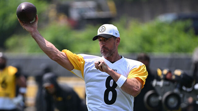PITTSBURGH, PENNSYLVANIA - JUNE 12: Aaron Rodgers #8 of the Pittsburgh Steelers in action during Minicamp at UPMC Rooney Sports Complex on June 12, 2025 in Pittsburgh, Pennsylvania.