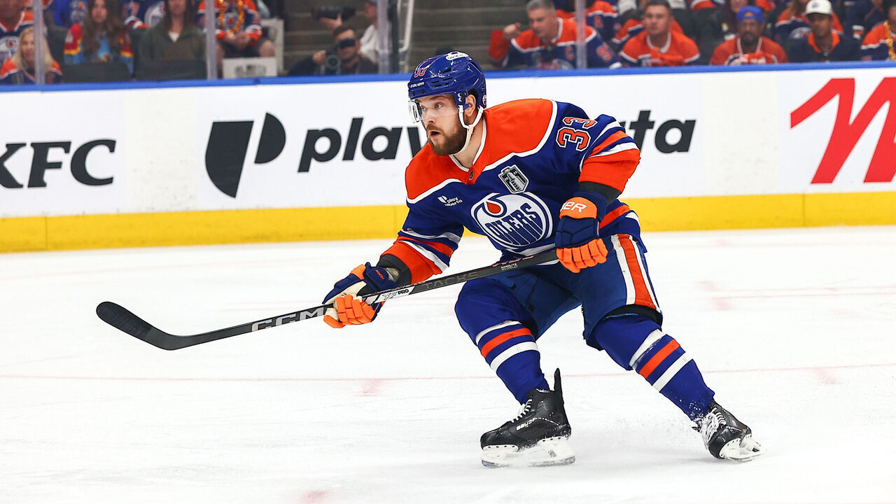 EDMONTON, AB - JUNE 06: Edmonton Oilers Center Viktor Arvidsson (33) races up ice in the first period in game two of Stanley Cup Final Edmonton Oilers game versus the Florida Panthers on June 06, 2025 at Rogers Place in Edmonton, AB.