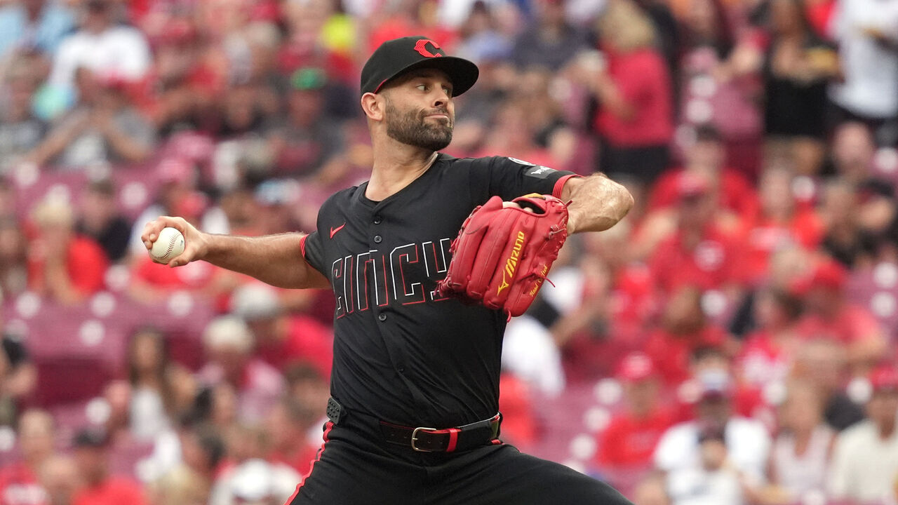CINCINNATI, OHIO - JUNE 27: Nick Martinez #28 of the Cincinnati Reds pitches during the first inning against the San Diego Padres at Great American Ball Park on June 27, 2025 in Cincinnati, Ohio.