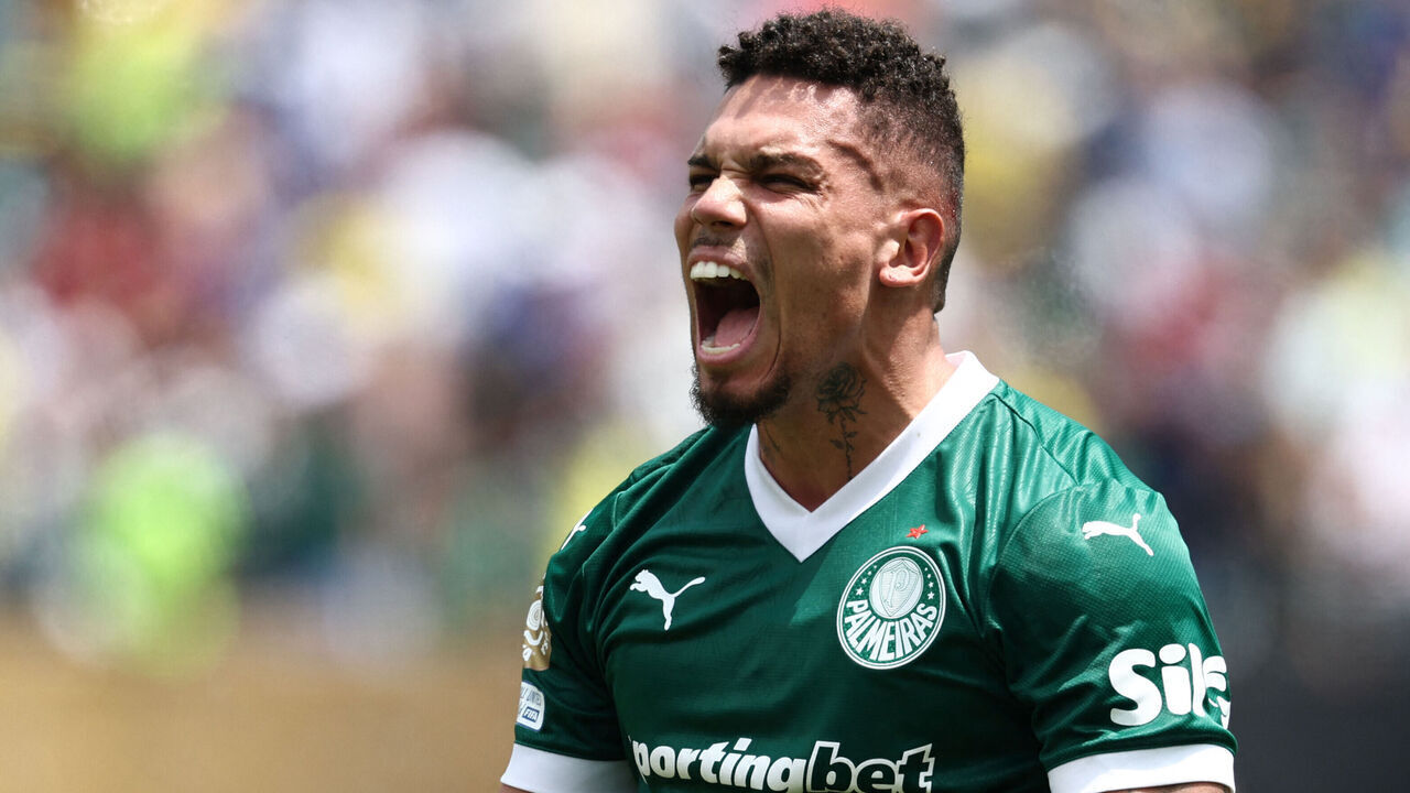 Palmeiras' Brazilian forward #10 Paulinho celebrates after scoring the opening goal during the FIFA Club World Cup 2025 round of 16 all-Brazilian football match between Palmeiras and Botafogo at Lincoln Financial Field Stadium in Philadelphia on June 28, 2025.