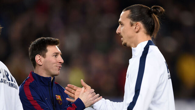(GERMANY OUT) FUSSBALL CHAMPIONS LEAGUE SAISON 2014/2015 Vorrunde FC Barcelona - Paris St. Germain Lionel Messi (li, Barca) begruesst Zlatan Ibrahimovic (Paris Saint-Germain) am Ball