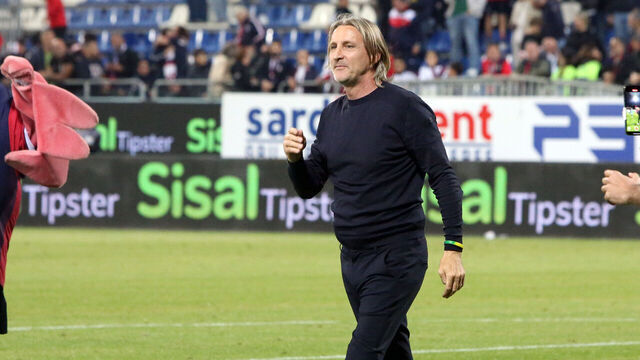 CAGLIARI, ITALY - MAY 18: Davide Nicola coach of Cagliari celebrate the winner during the Serie A match between Cagliari and Venezia at Sardegna Arena on May 18, 2025 in Cagliari, Italy.