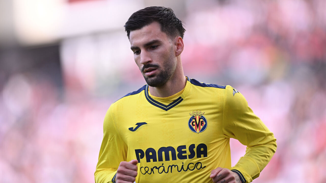 MADRID, SPAIN - FEBRUARY 22: Alex Baena of Villarreal CF looks on during the LaLiga match between Rayo Vallecano and Villarreal CF at Estadio de Vallecas on February 22, 2025 in Madrid, Spain.