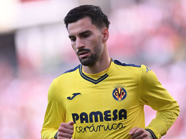 MADRID, SPAIN - FEBRUARY 22: Alex Baena of Villarreal CF looks on during the LaLiga match between Rayo Vallecano and Villarreal CF at Estadio de Vallecas on February 22, 2025 in Madrid, Spain.