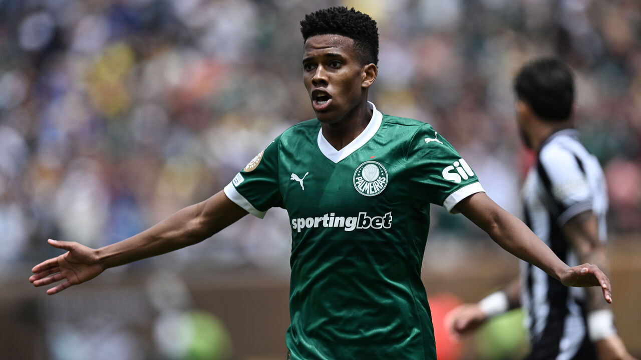 PHILADELPHIA, PENNSYLVANIA - JUNE 28: Estevao of Palmeiras gestures during the FIFA Club World Cup 2025 round of 16 match between SE Palmeiras and Botafogo FR at Lincoln Financial Field on June 28, 2025 in Philadelphia, Pennsylvania.