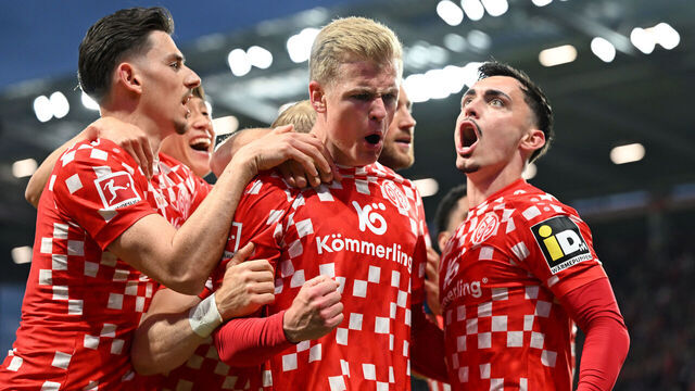MAINZ, GERMANY - MAY 04: Jonathan Burkardt of 1.FSV Mainz 05 celebrates scoring his team's first goal with teammates during the Bundesliga match between 1. FSV Mainz 05 and Eintracht Frankfurt at MEWA Arena on May 04, 2025 in Mainz, Germany.