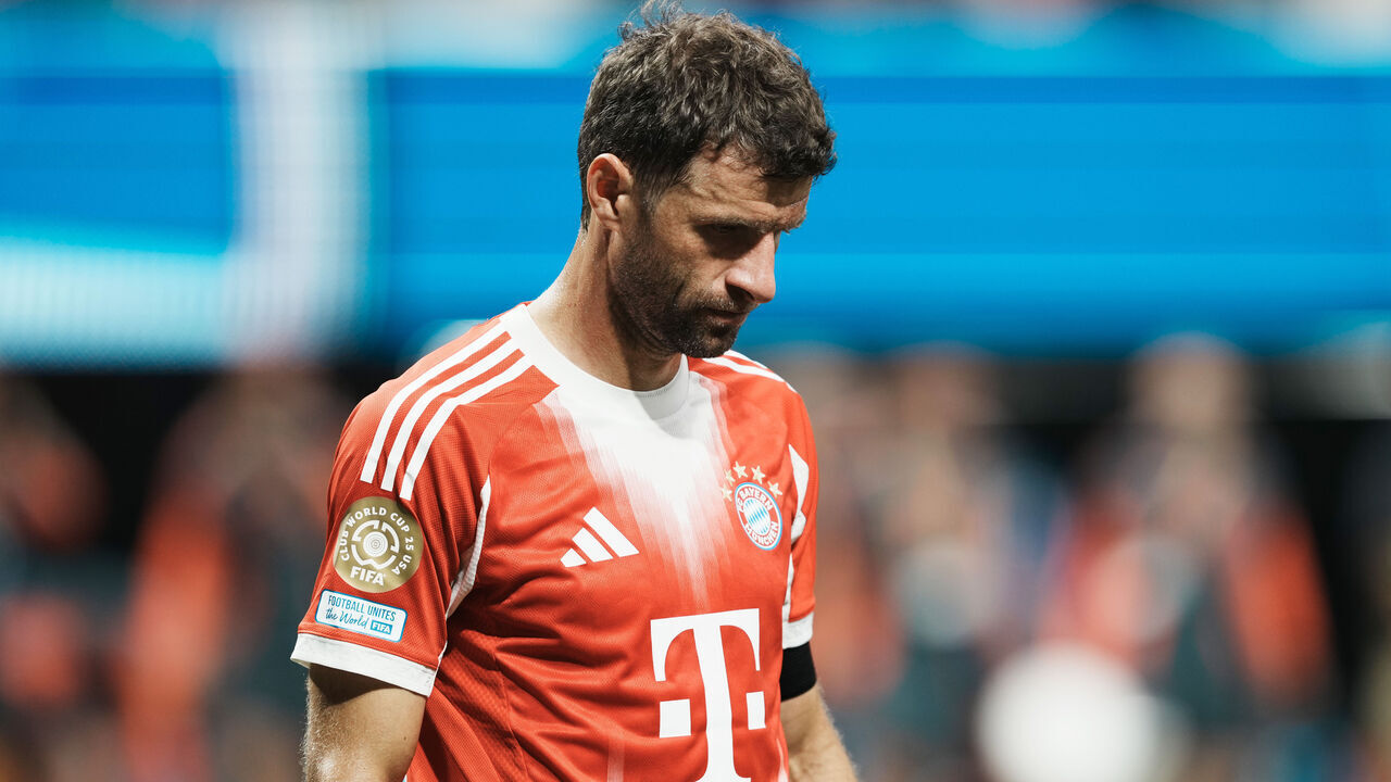 ATLANTA, GEORGIA - JULY 05: Thomas Mueller #25 of Bayern Munich looks dejected following defeat in the FIFA Club World Cup 2025 quarter-final match between Paris Saint-Germain and FC Bayern München at Mercedes-Benz Stadium on July 05, 2025 in Atlanta, Georgia.