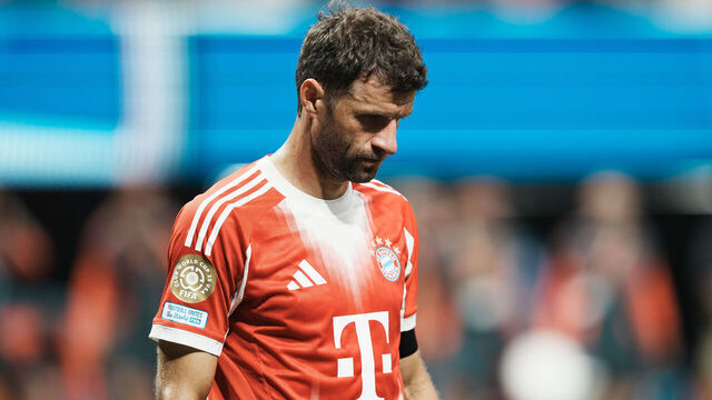 ATLANTA, GEORGIA - JULY 05: Thomas Mueller #25 of Bayern Munich looks dejected following defeat in the FIFA Club World Cup 2025 quarter-final match between Paris Saint-Germain and FC Bayern München at Mercedes-Benz Stadium on July 05, 2025 in Atlanta, Georgia.