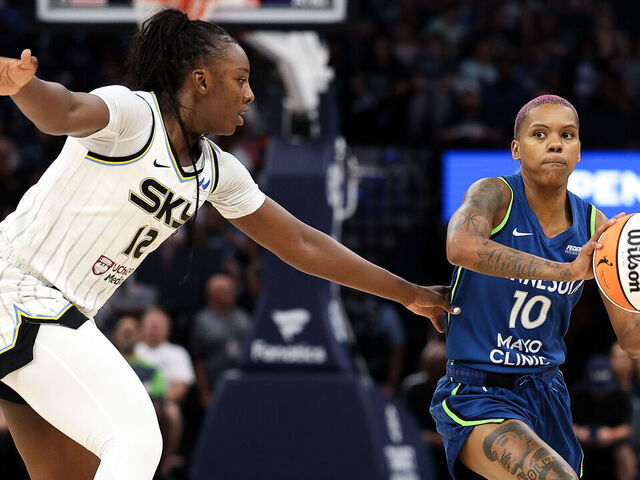 MINNEAPOLIS, MINNESOTA - JULY 6: Courtney Williams #10 of the Minnesota Lynx passes against Michaela Onyenwere #12 of the Chicago Sky during the first quarter at Target Center on July 6, 2025 in Minneapolis, Minnesota.