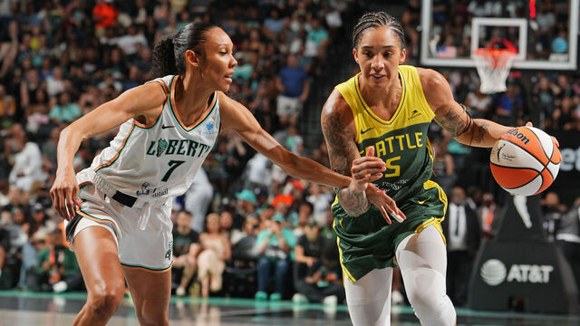BROOKLYN, NY - JULY 6: Gabby Williams #5 of the Seattle Storm drives to the basket during the game against the New York Liberty on July 6, 2025 at Barclays Center Arena in Brooklyn, New York. Mandatory Copyright Notice: Copyright 2025 NBAE