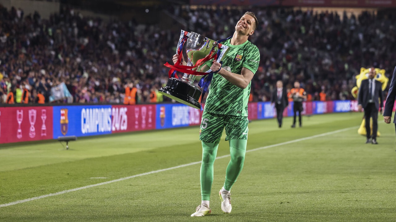 BARCELONA, SPAIN - MAY 18: Wojciech Szczesny of FC Barcelona celebrates with the trophy after the match against the Spanish league, La Liga EA Sports, football match played between FC Barcelona and Villarreal CF at Estadi Olimpic Lluis Companys on May 18, 2025 in Barcelona, Spain.