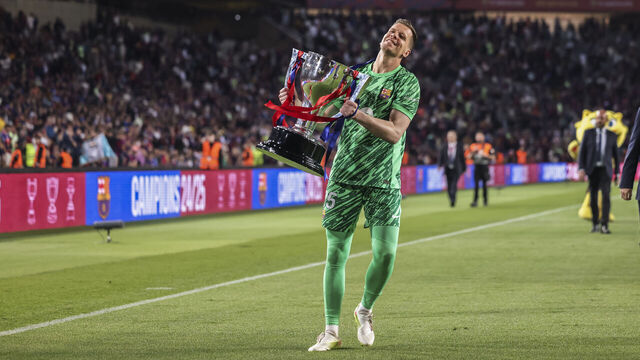 BARCELONA, SPAIN - MAY 18: Wojciech Szczesny of FC Barcelona celebrates with the trophy after the match against the Spanish league, La Liga EA Sports, football match played between FC Barcelona and Villarreal CF at Estadi Olimpic Lluis Companys on May 18, 2025 in Barcelona, Spain.
