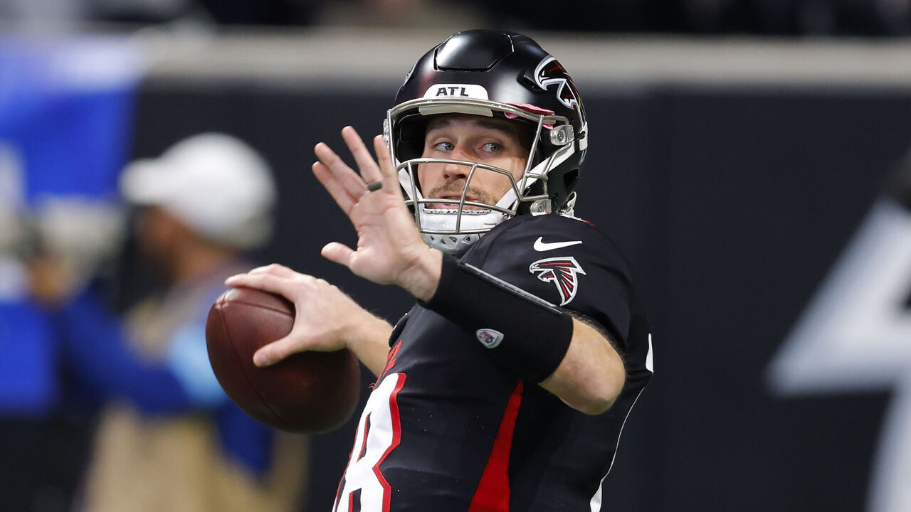 ATLANTA, GEORGIA - JANUARY 5: Kirk Cousins #18 of the Atlanta Falcons warms up prior to the game against the Carolina Panthers at Mercedes-Benz Stadium on January 5, 2025 in Atlanta, Georgia.