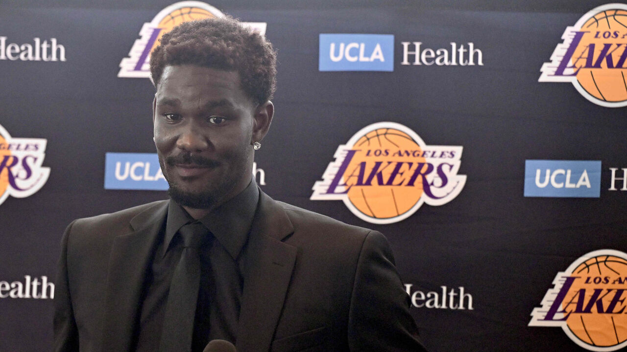 El Segundo, CA - July 08: Los Angeles Lakers announce newly signed free agent Deandre Ayton during a press conference at the UCLA Health Training Center in El Segundo on Tuesday, July 8, 2025.