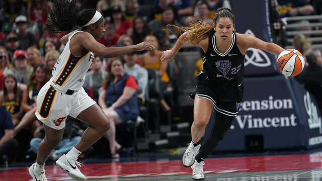 INDIANAPOLIS, IN - JULY 9: Veronica Burton #22 of the Golden State Valkyries dribbles the ball during the game on July 9, 2025 at Gainbridge Fieldhouse in Indianapolis, Indiana. Mandatory Copyright Notice: Copyright 2025 NBAE
