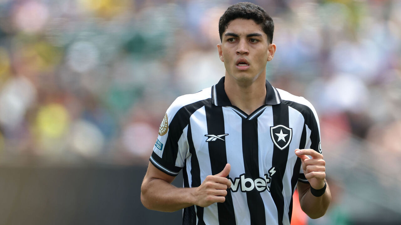 PHILADELPHIA, PENNSYLVANIA - JUNE 28: Jair Cunha of Botafogo FR looks on during the FIFA Club World Cup 2025 round of 16 match between SE Palmeiras and Botafogo FR at Lincoln Financial Field on June 28, 2025 in Philadelphia, Pennsylvania.