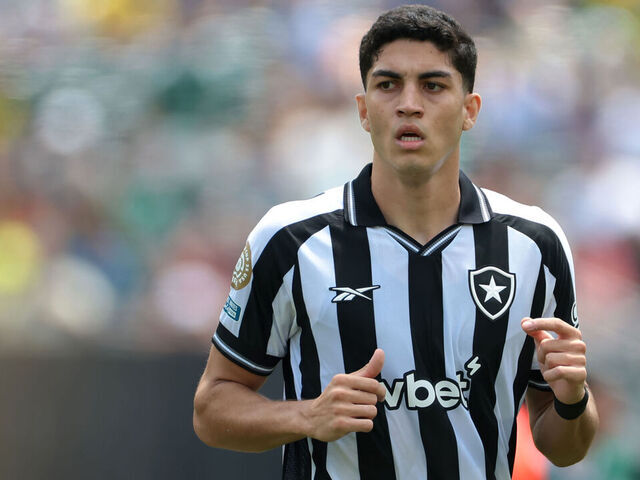 PHILADELPHIA, PENNSYLVANIA - JUNE 28: Jair Cunha of Botafogo FR looks on during the FIFA Club World Cup 2025 round of 16 match between SE Palmeiras and Botafogo FR at Lincoln Financial Field on June 28, 2025 in Philadelphia, Pennsylvania.