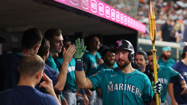 DETROIT, MICHIGAN - JULY 11: Cal Raleigh #29 of the Seattle Mariners celebrates his eighth inning home run with teammates while playing the Detroit Tigers at Comerica Park on July 11, 2025 in Detroit, Michigan.