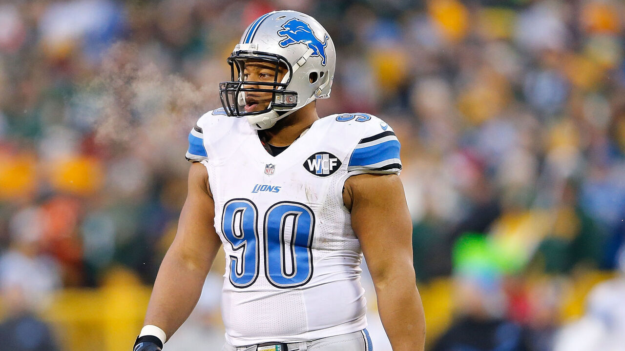 GREEN BAY, WI - DECEMBER 28: Ndamukong Suh #90 of the Detroit Lions looks to the sidelines duing the second quarter of the game against the Green Bay Packers at Lambeau Field on December 28, 2014 in Green Bay, Wisconsin. The Packers defeated the Lions 30-20.