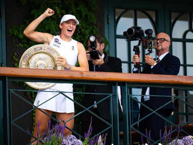 LONDON, ENGLAND - JULY 12: Iga Swiatek of Poland celebrates with the champions trophy on the balcony after defeating Amanda Anisimova of the United States in the womens singles final on Day Thirteen of The Championships Wimbledon 2025 at All England Lawn Tennis and Croquet Club on July 12, 2025 in London, England