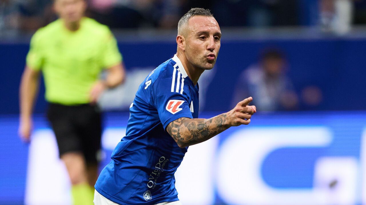 OVIEDO, SPAIN - JUNE 21: Santi Cazorla of Real Oviedo celebrates after scoring goal during the LaLiga Hypermotion Play Off FInal 2nd Leg match between Real Oviedo and CD Mirandes at Carlos Tartiere on June 21, 2025 in Oviedo, Spain.