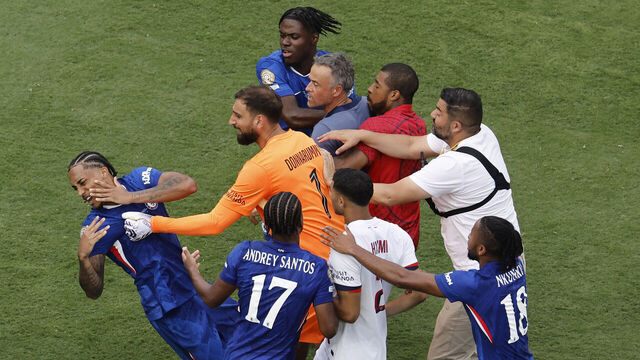 EAST RUTHERFORD, NEW JERSEY - JULY 13: Goalkeeper Gianluigi Donnarumma #1 and Head Coach Luis Enrique of Paris Saint-Germain get into an altercation with Joao Pedro #20, Andrey Santos #17 Chelsea FC at the end of the FIFA Club World Cup 2025 Final match between Chelsea FC and Paris Saint-Germain at MetLife Stadium on July 13, 2025 in East Rutherford, New Jersey.