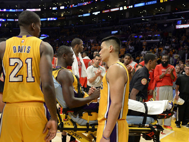 Lakers' Randle suffers broken right tibia in NBA debut