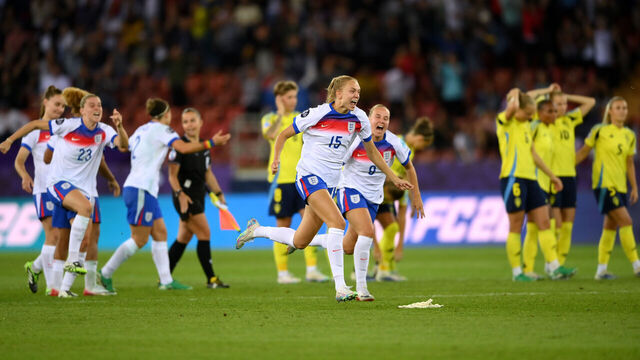 ZURICH, SWITZERLAND - JULY 17: Esme Morgan of England (C) celebrates after Smilla Holmberg of Sweden (not pictured) misses the team's seventh penalty in the penalty shoot out which results in an England victory and progression to the semi finals following the UEFA Women's EURO 2025 Quarter-Final match between Sweden and England at Stadion Letzigrund on July 17, 2025 in Zurich, Switzerland.