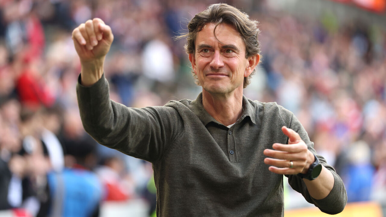 BRENTFORD, ENGLAND - MAY 18: Thomas Frank, Manager of Brentford, acknowledges the fans after the Premier League match between Brentford FC and Fulham FC at Gtech Community Stadium on May 18, 2025 in Brentford, England.